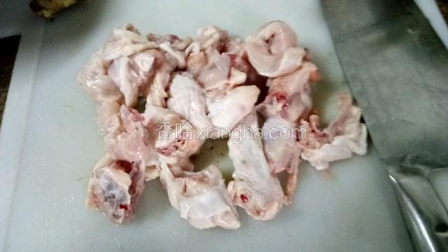 鸡肉洗净切块