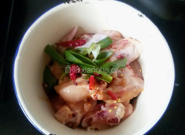 把鸡翅切大块儿，放葱姜干辣椒，料酒，生抽，盐腌制一个小时。