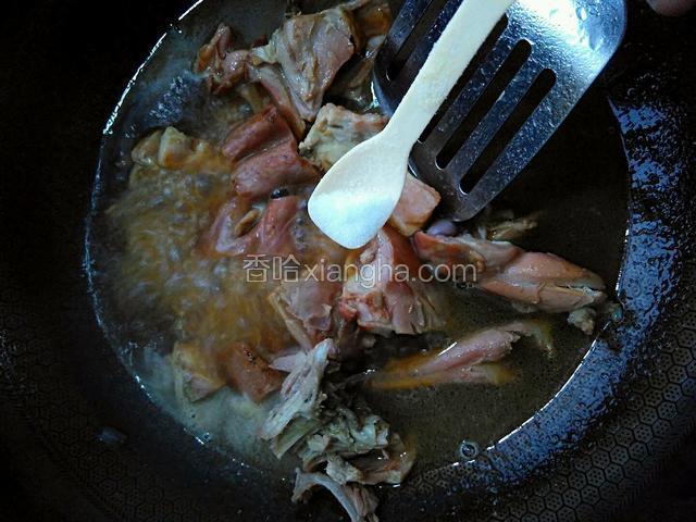 煮至兔肉上色，放一勺食盐调味。继续煮。