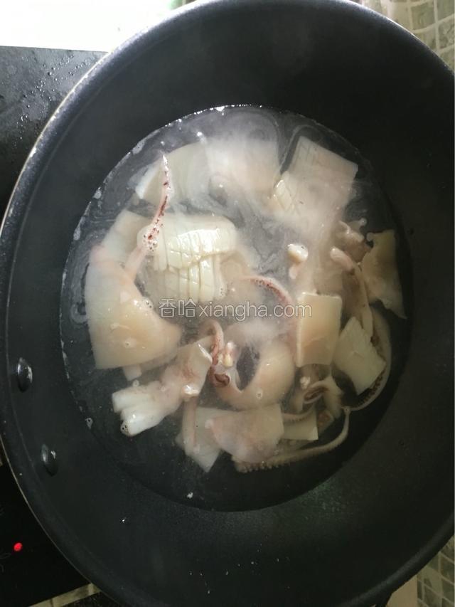 锅中放入适量水，然后把鱿鱼放去过下水