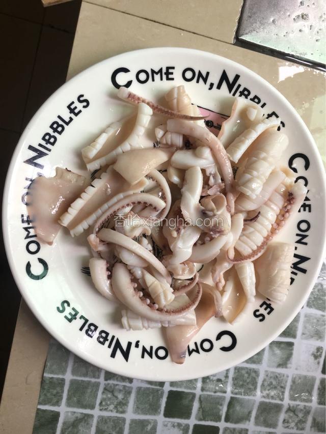 炒的鱿鱼先捞出沥干水分