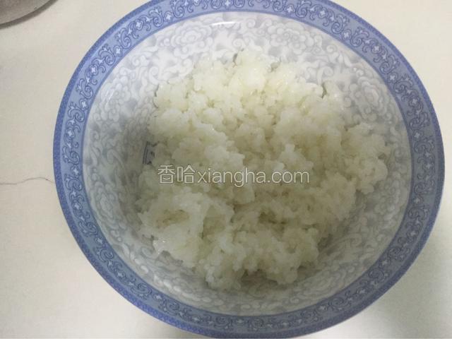 梗米和糯米混合到一起加水电饭煲蒸熟,加入寿司错，白糖，盐拌匀备用