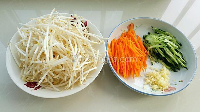 准备食材:把胡萝卜和黄瓜切丝，大蒜切成蒜末。