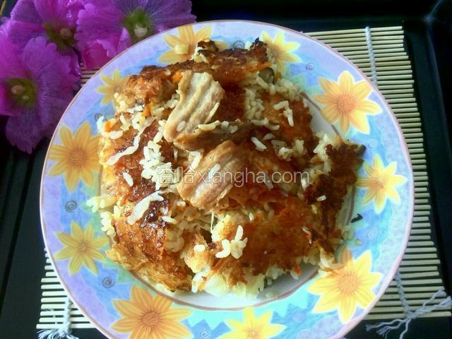 盛盘，趁热吃是酥酥的，肉和米饭都很香。