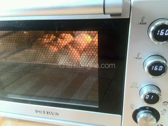 预热烤箱160℃，中层烘烤30分钟，上色后盖上锡纸，以免烤糊。