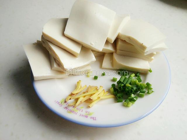 豆腐捞出切片，我切得比较厚。姜切丝、葱切葱花。