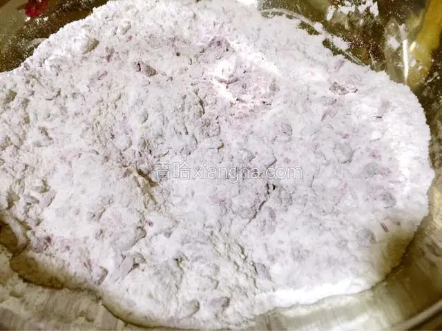 取一大盘把大米粉 糯米粉 细糖 紫薯泥用手搅拌均匀