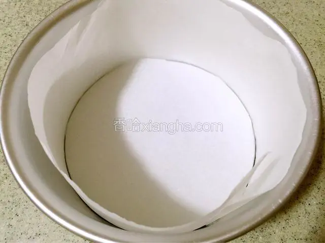 准备6寸模具一只 里面垫油纸 方便脱模