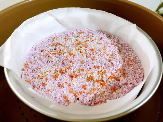 把筛好的米粉轻轻的倒入模具中抺平（不能圧）撒上糖桂花 上锅大火蒸30分钟即可 焖几分钟取出
