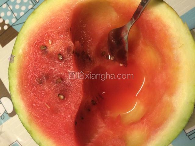 由于要用西瓜皮做菜，所以西瓜都是用勺子挖出来吃
