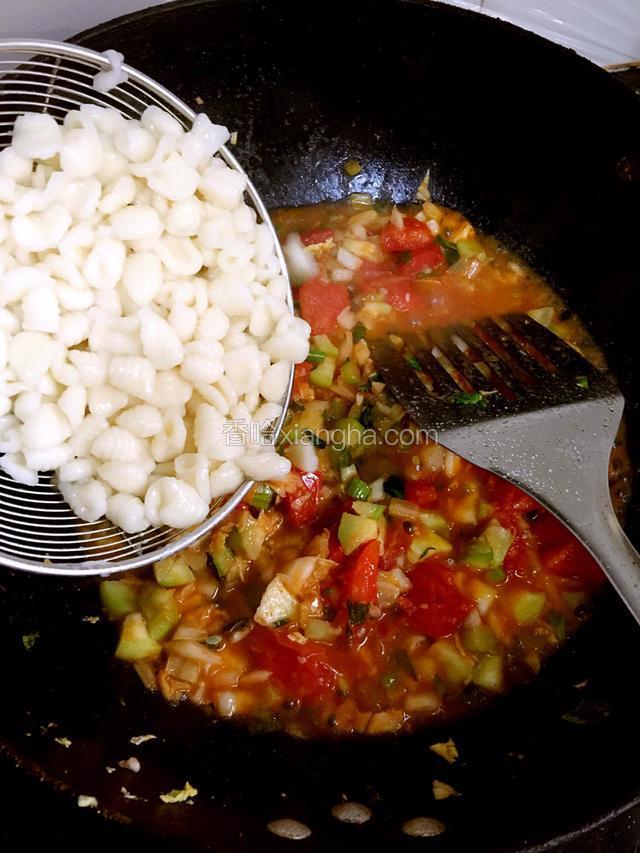 倒入煮熟的麻食，和煮麻食的汤一起加入，慢火煮五分钟入味。二次调味，加入盐即可。