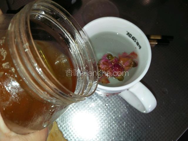 等水变温的时候，加适量蜂蜜，拌匀