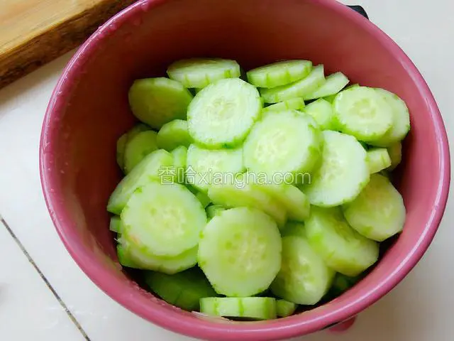 黄瓜洗净刮去皮切圆片
