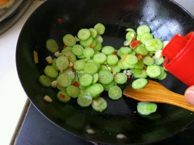 翻炒均匀，加入芝麻香油起锅