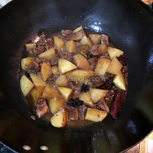 煮好的牛肉土豆再倒入炒锅中