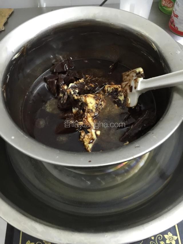 巧克力切碎.和黄油混合一起