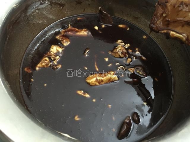 放盆里隔水加热融化.至巧克力完全融化和黄油融化为一体