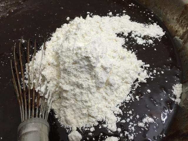 加入过筛的低粉.搅拌均匀即可