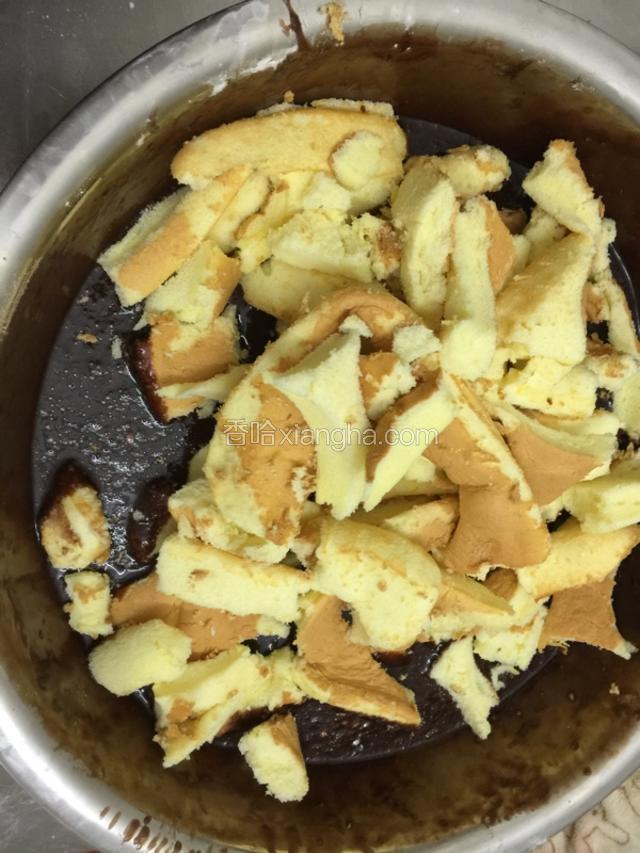 将废弃的边角料蛋糕稍微撕扯一下.块头不要太大.也不能太小.