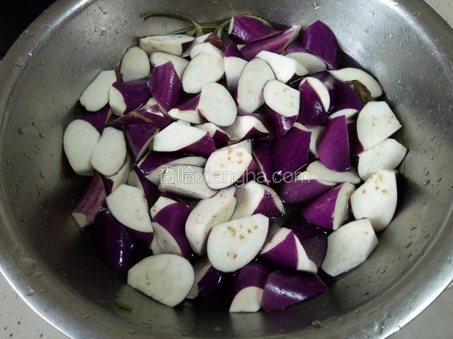 茄子洗净，切滚刀状，放入水中