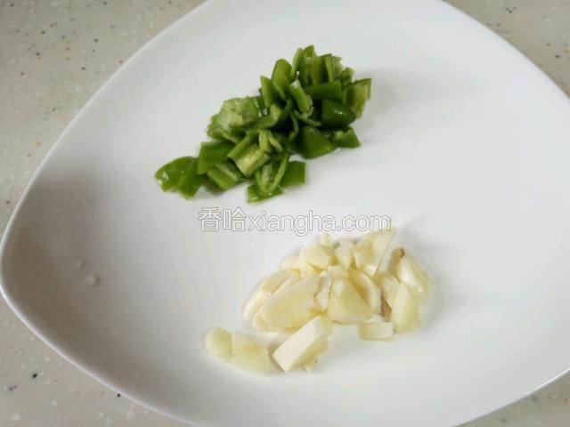 青椒去籽切丁，准备好蒜泥