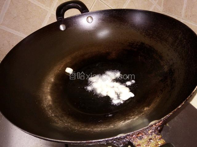 蒜泥下入热油中爆香