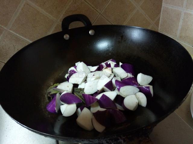 倒入茄子大火爆炒