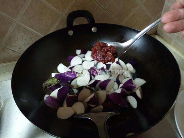 一大勺豆瓣酱，爆炒5分钟