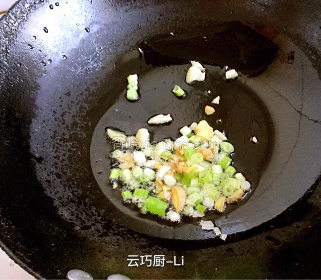 热锅加10克花生油，油温加热7成，加蒜、姜、蒜各10克，大火爆香。