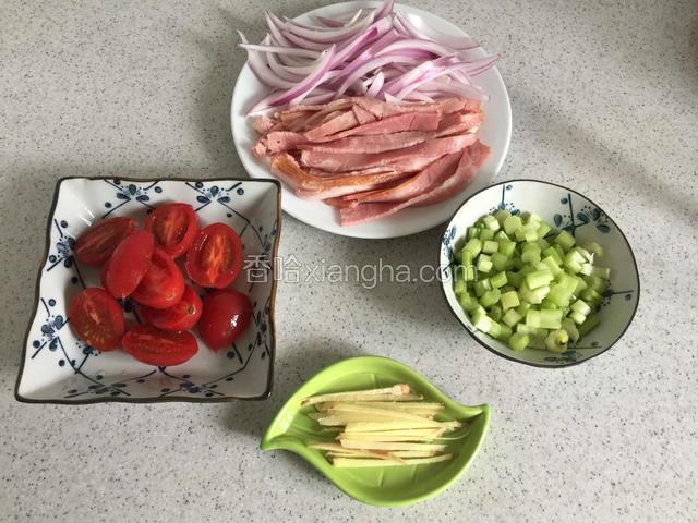 培根切条，芹菜洗净摘叶切丁，番茄洗净对半切开。洋葱切丝。