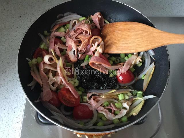 倒入两大勺橄榄菜，芹菜丁，翻炒。这个菜要中火炒，由于橄榄菜有盐、培根也有咸味，所以口味淡的不用放盐了。