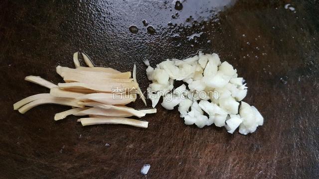 姜片切丝，蒜头拍碎切粒；