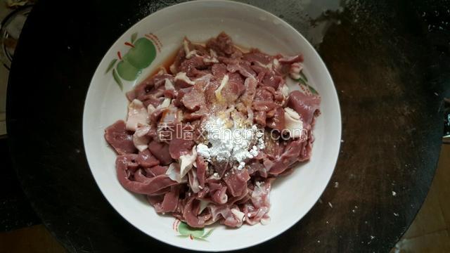 猪心用适量盐，油，酱油，玉米粉，料酒一起腌制10分钟左右；