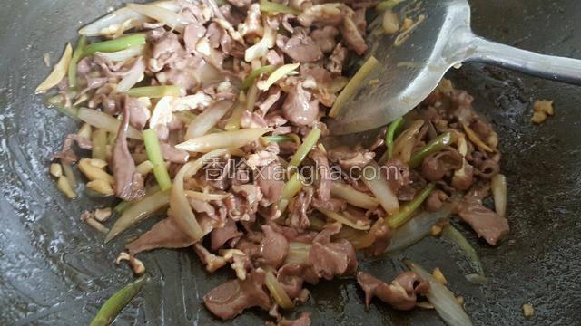 再倒入猪心大火翻炒至熟即可上碟；