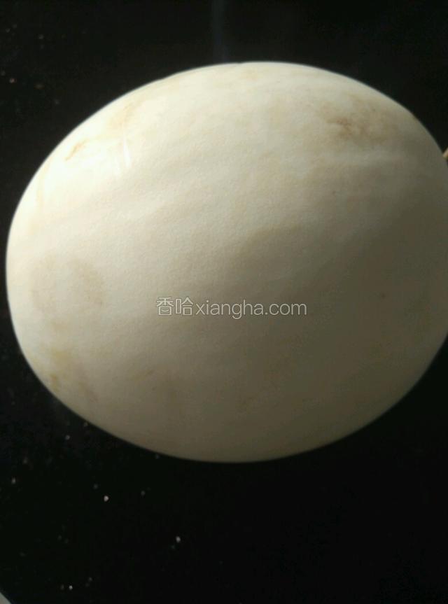 香瓜洗净。