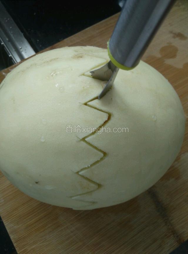 用花刀切开。