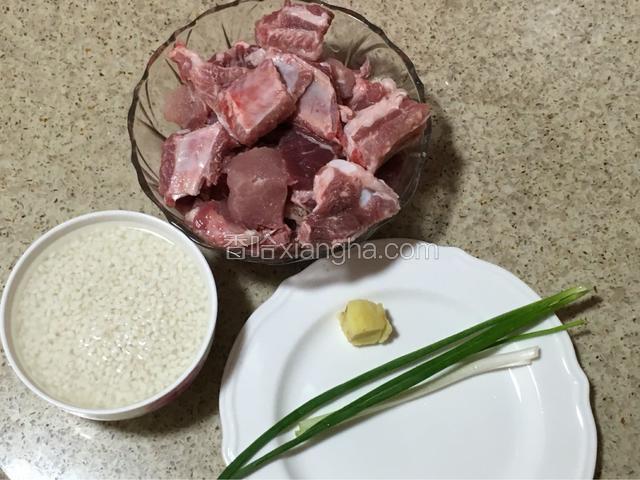 准备食材：糯米提前泡4个小时，中途换水一次，排骨用水浸泡半小时去血水。姜切片，葱白切段，葱叶切葱花。