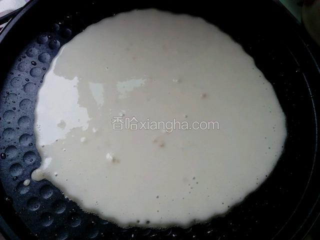 电饼档打开把调好的面倒入煎
