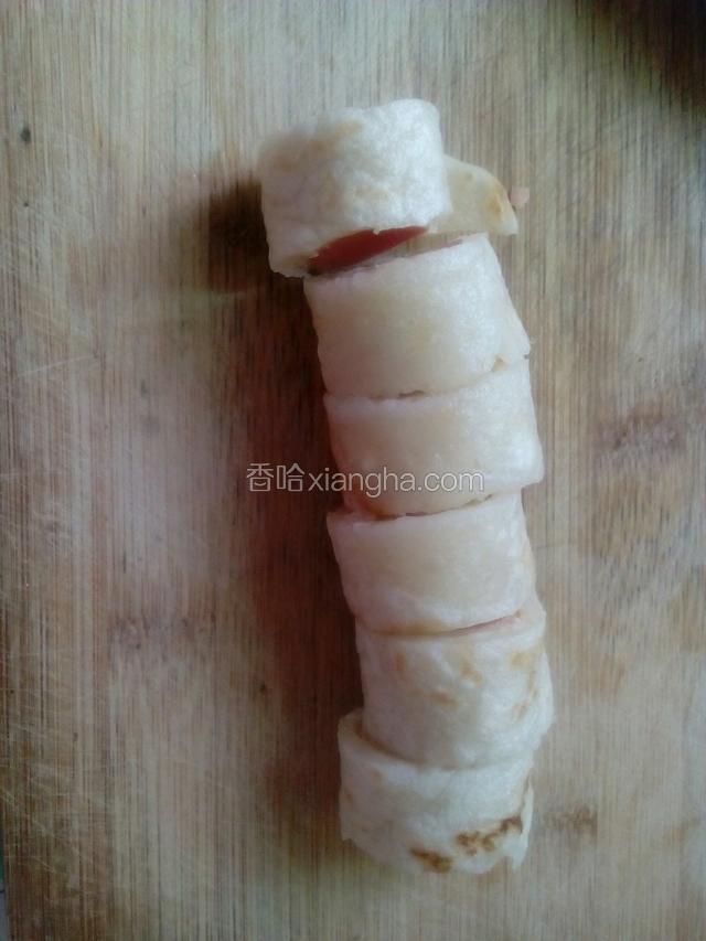 再把卷好的饼用刀切成大小相同的段