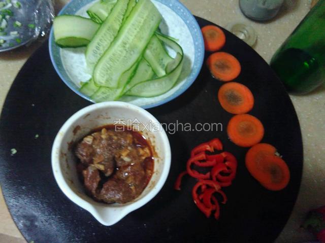 牛肉放碗里，用生抽，盐，五香粉，胡椒粉，料酒，生粉，鸡蛋清腌制半个小时以上！黄瓜用刨子刨成长片，红辣椒切条，胡萝卜切片！备用！