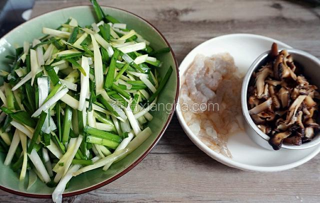 鲜虾剥壳  香菇切丝