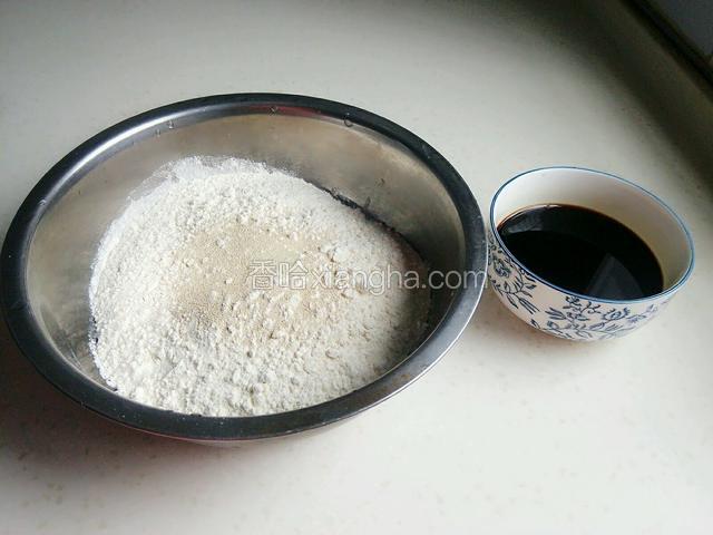 面粉倒入盆里，干酵母也放下去，然后拌匀，把红糖粉放入温开水里搅拌融化，然后用筷子边搅拌面粉边把红糖水倒入盆里。