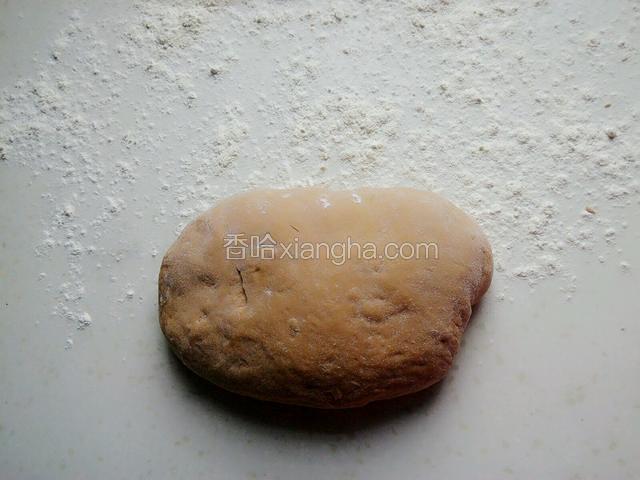 然后再加入适量干面粉和匀揉出空气，我揉了五分钟左右。