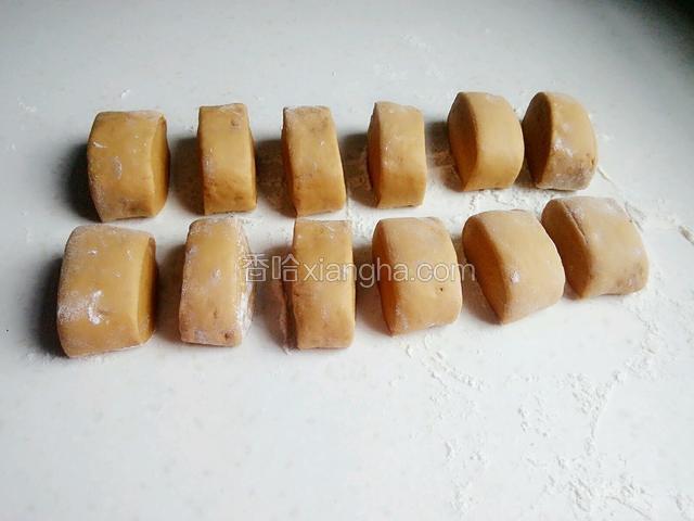 开始用刀切成大小合适的小面团