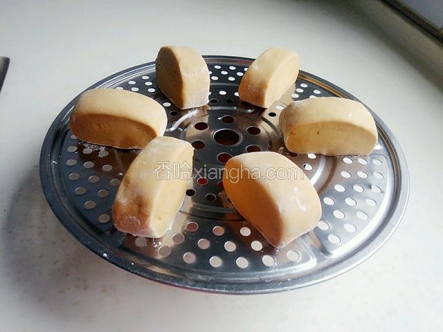 在蒸盘上抹上适量植物油，再把面团放上去，进行第二次发酵，二十分钟足矣。（抹油的目的在于蒸好了之后方便取下来，不会沾在上面。）