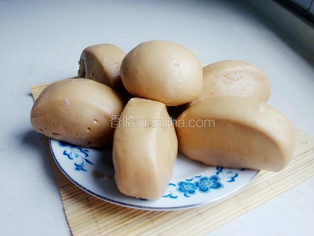 女儿们炒着要吃，我被她们催的只好随便拍了几张。小家伙们迫不及待的想要开动了。