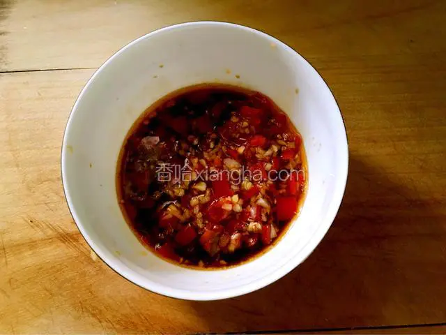 把炒好的剁椒倒在调好汁的碗里，用筷子拌均。