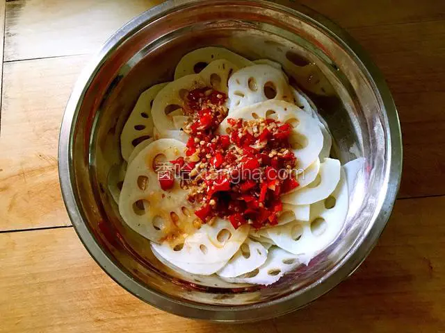 把碗里的调汁全倒在盛有藕片的盆里，用筷子拌均了。