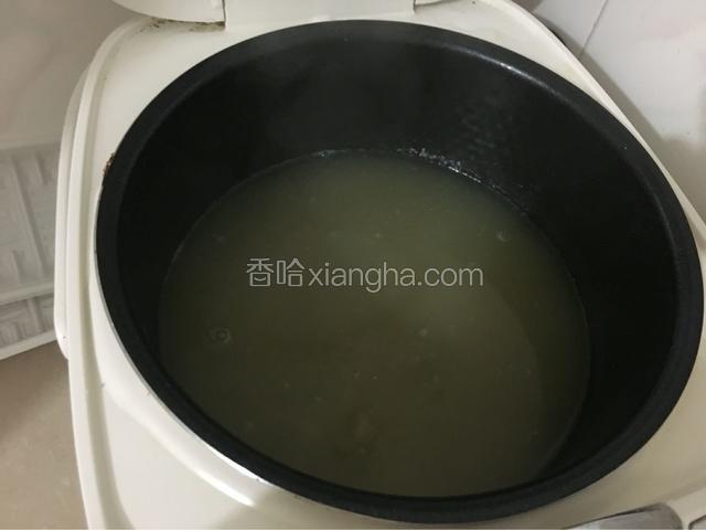 等绿豆水煮沸后把大米加入进去，继续煮，大概煮1个小时就可以了