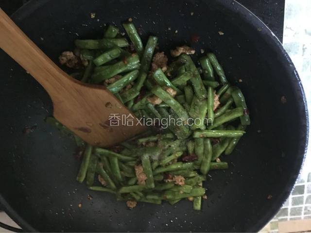 炒至肉变色然后加入四季豆一起翻炒